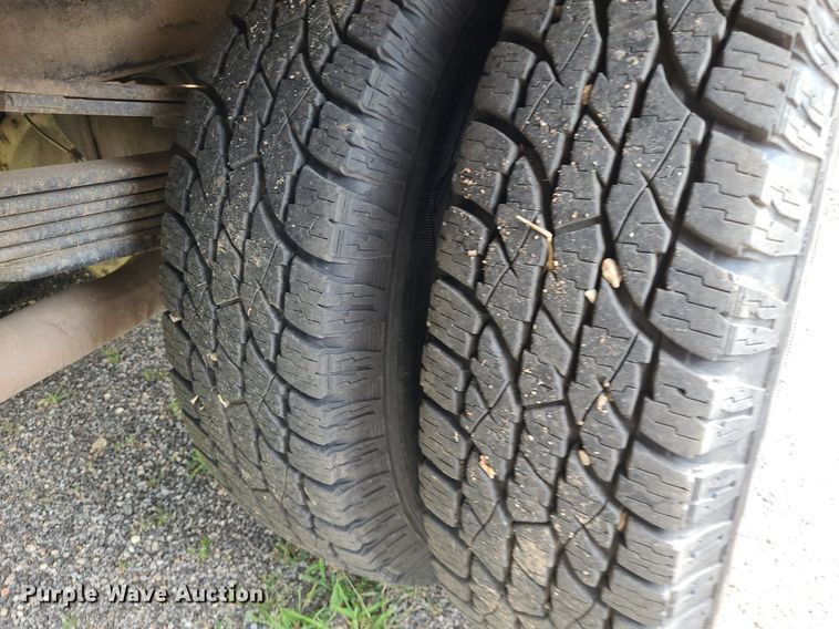 image for item NX9618 2000 GMC Sierra 3500 SLE  flatbed pickup truck