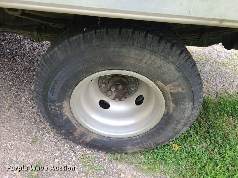 image for item NX9618 2000 GMC Sierra 3500 SLE  flatbed pickup truck