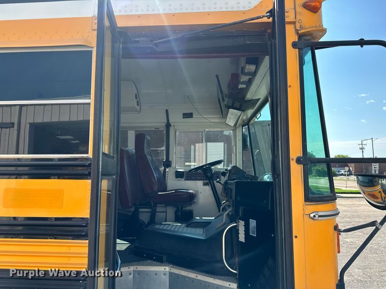 image for item NY9264 2000 Blue Bird TC2000  school bus
