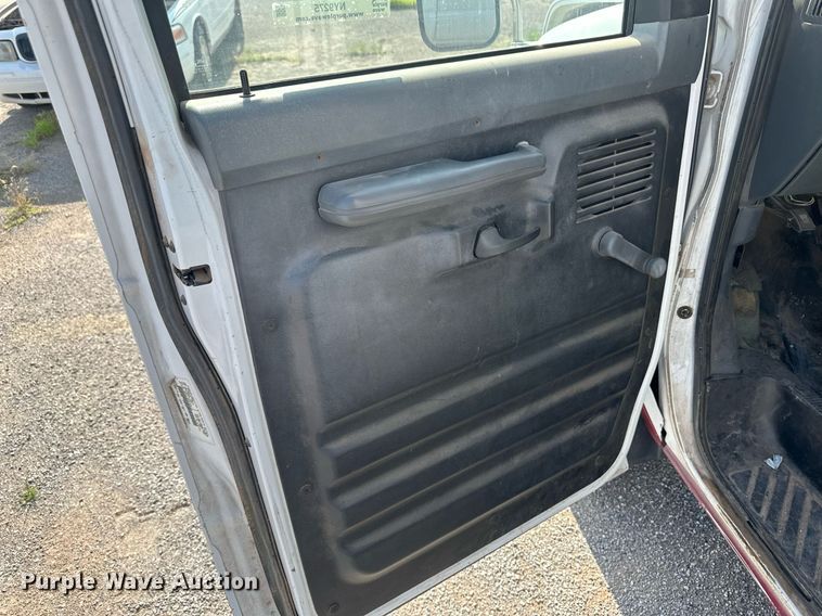 image for item NY9275 1995 Ford E350  shuttle bus