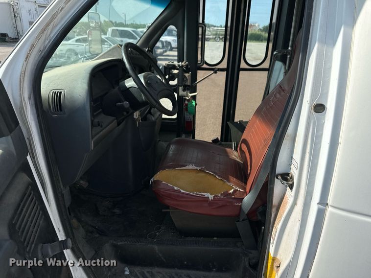 image for item NY9275 1995 Ford E350  shuttle bus