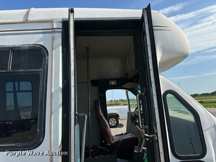 image for item NY9275 1995 Ford E350  shuttle bus