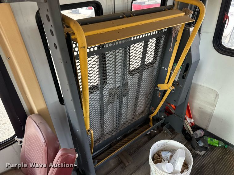 image for item NY9275 1995 Ford E350  shuttle bus