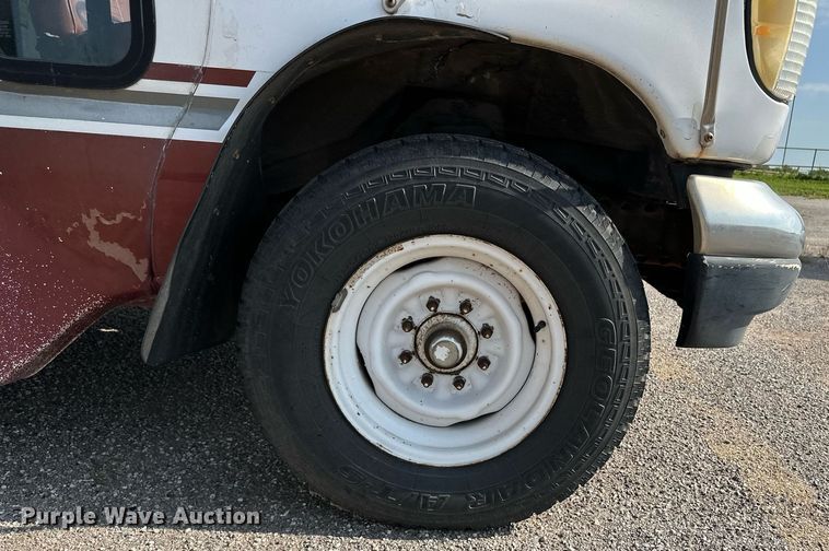 image for item NY9275 1995 Ford E350  shuttle bus