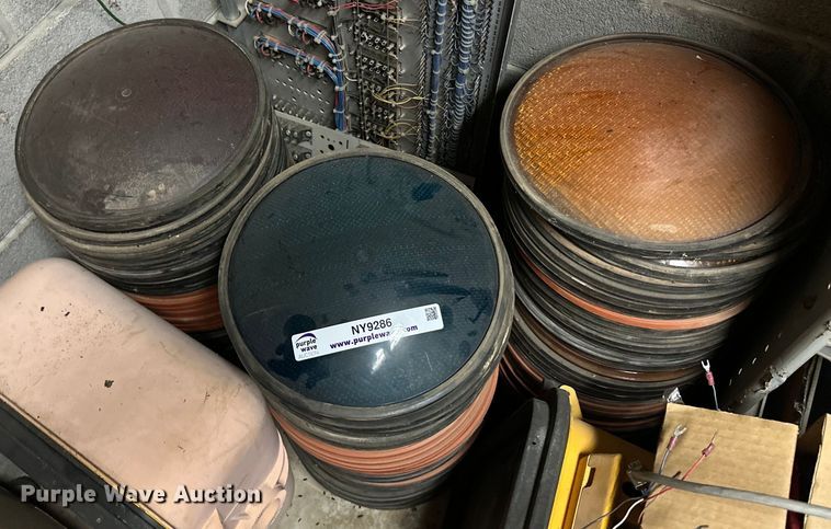 image for item NY9286 Approximately 100 traffic light lenses