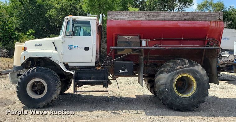 image for item BR9806 1995 Ford L8000  applicator truck