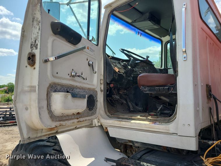 image for item BR9806 1995 Ford L8000  applicator truck