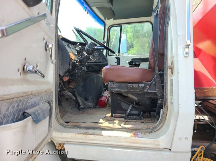 image for item BR9806 1995 Ford L8000  applicator truck