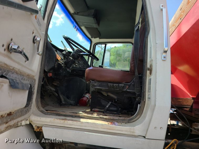 image for item BR9806 1995 Ford L8000  applicator truck