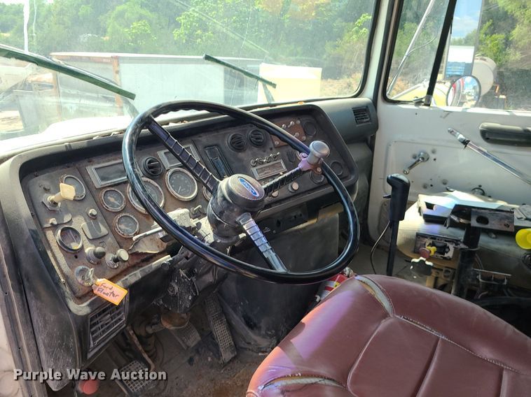 image for item BR9806 1995 Ford L8000  applicator truck