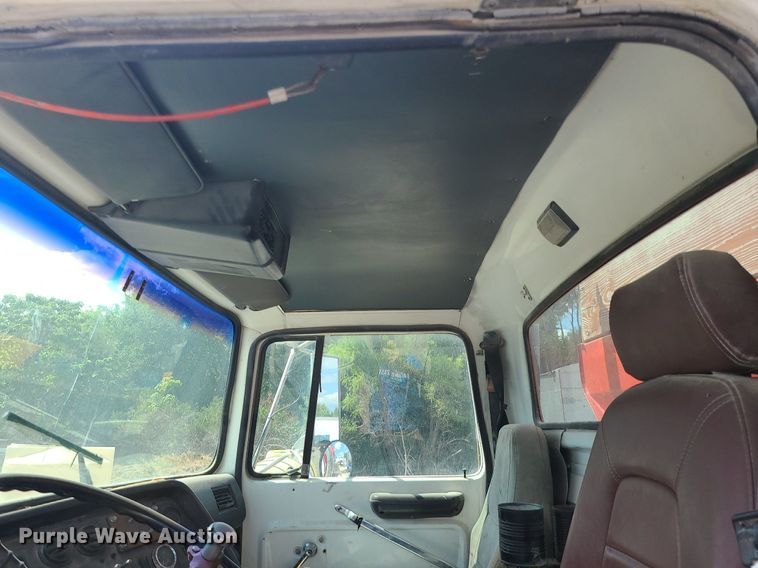 image for item BR9806 1995 Ford L8000  applicator truck