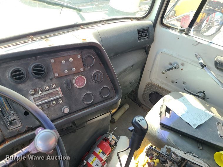 image for item BR9806 1995 Ford L8000  applicator truck