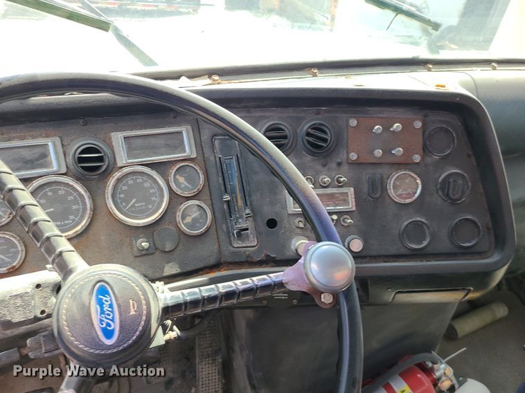 image for item BR9806 1995 Ford L8000  applicator truck