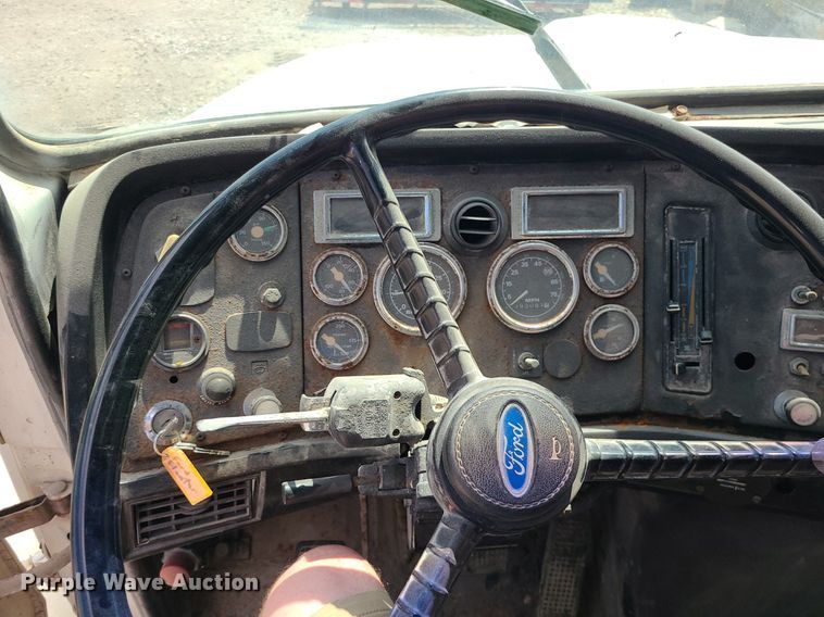 image for item BR9806 1995 Ford L8000  applicator truck