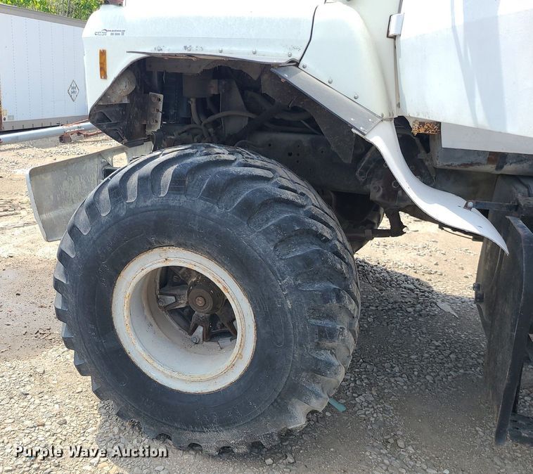 image for item BR9806 1995 Ford L8000  applicator truck