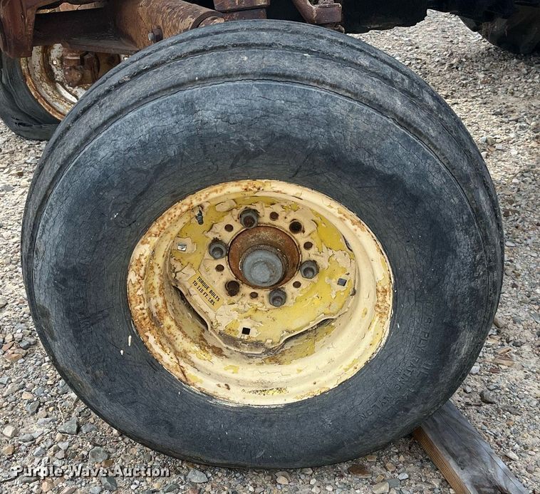 image for item DH8572 Long 1540  tractor