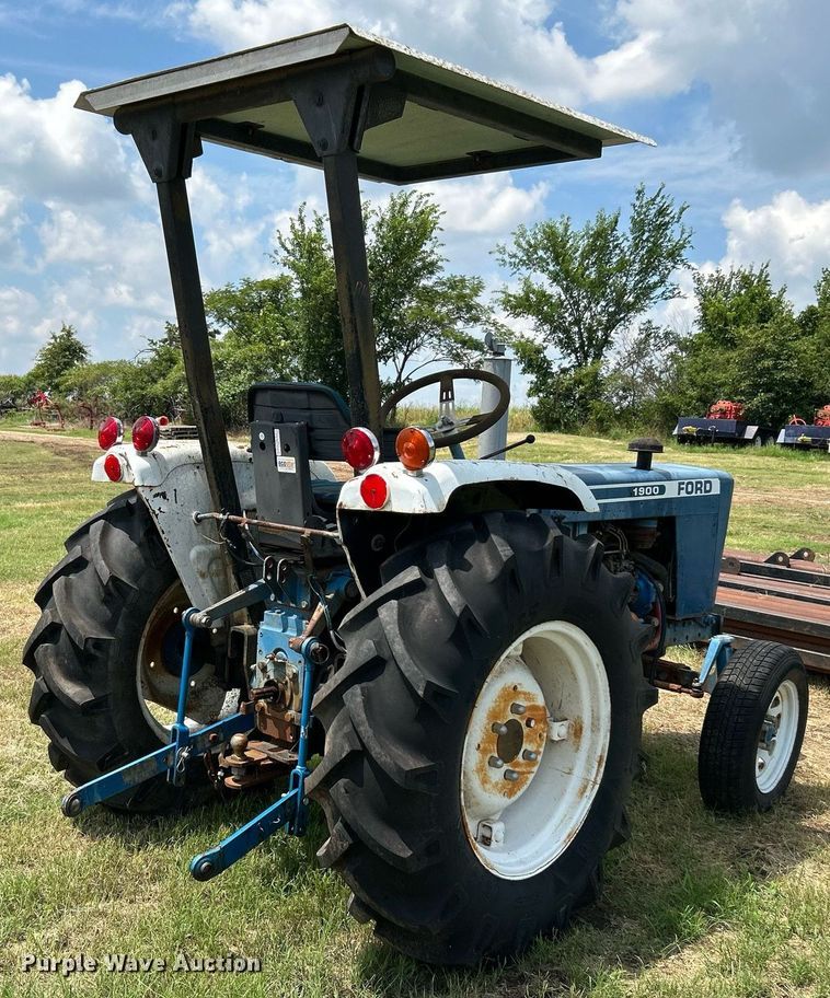 image for item DI7865 Ford F-1900  tractor