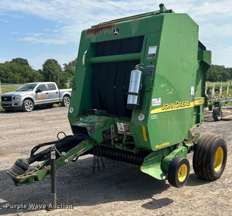 image for item DI7884 2004 John Deere 457 Mega Wide  round baler