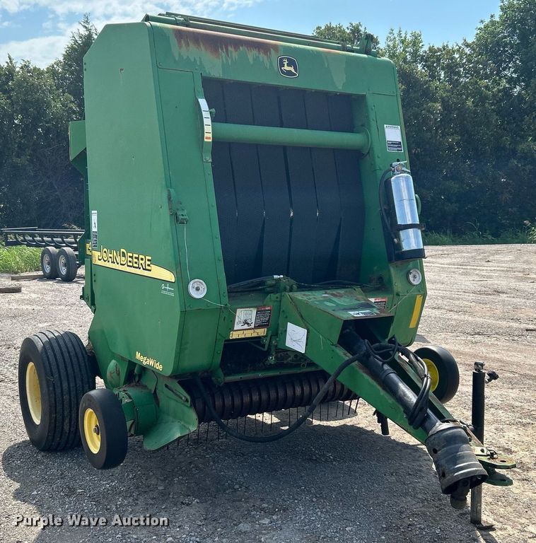 image for item DI7884 2004 John Deere 457 Mega Wide  round baler