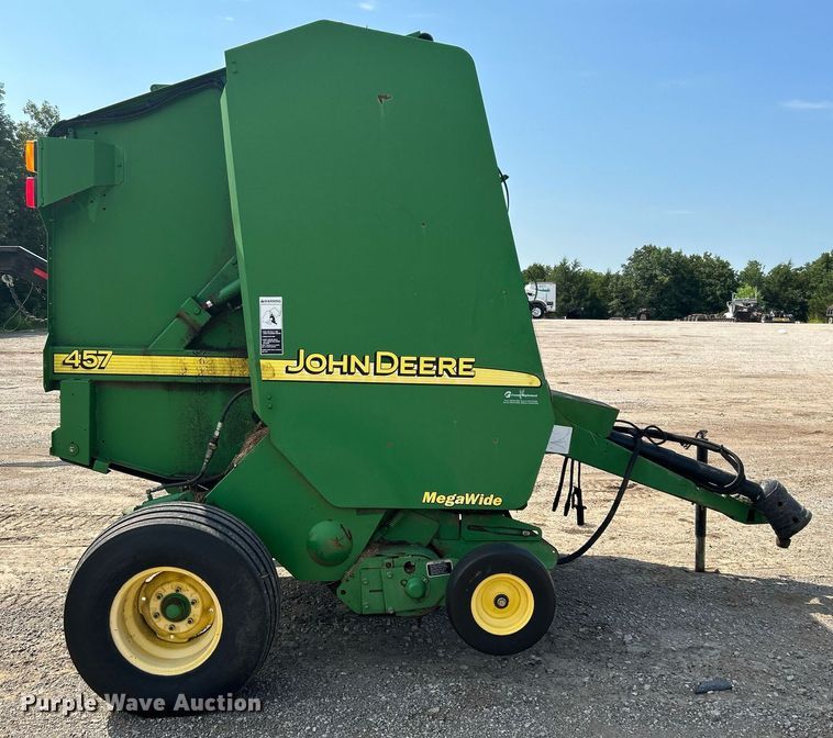 image for item DI7884 2004 John Deere 457 Mega Wide  round baler