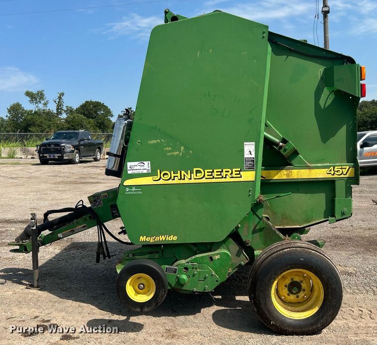 image for item DI7884 2004 John Deere 457 Mega Wide  round baler