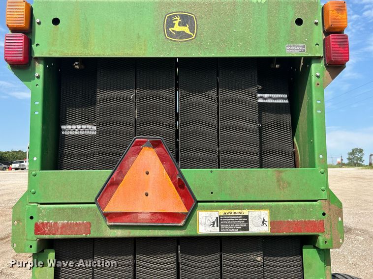 image for item DI7884 2004 John Deere 457 Mega Wide  round baler