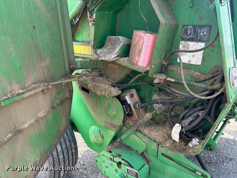 image for item DI7884 2004 John Deere 457 Mega Wide  round baler