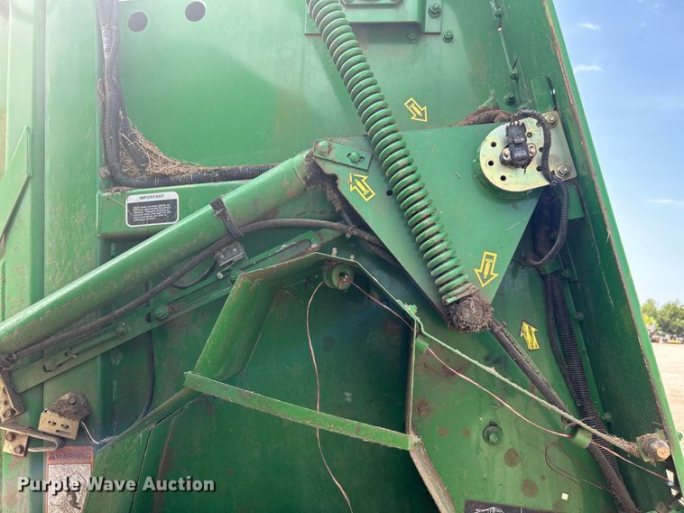 image for item DI7884 2004 John Deere 457 Mega Wide  round baler