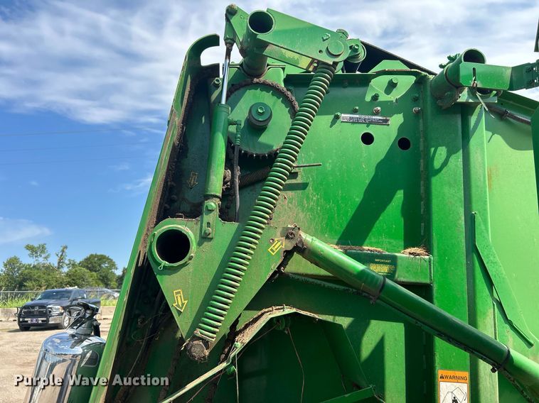 image for item DI7884 2004 John Deere 457 Mega Wide  round baler