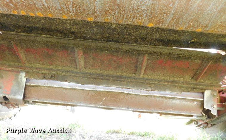 image for item DM2569 1982 New Holland 1116  swather / windrower