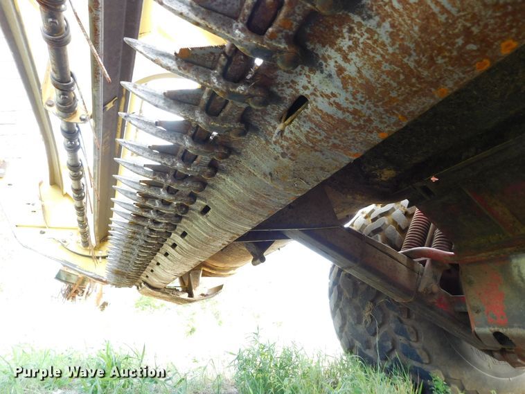 image for item DM2569 1982 New Holland 1116  swather / windrower