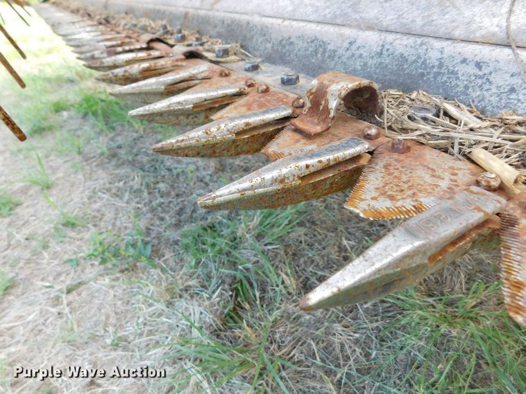 image for item DM2569 1982 New Holland 1116  swather / windrower