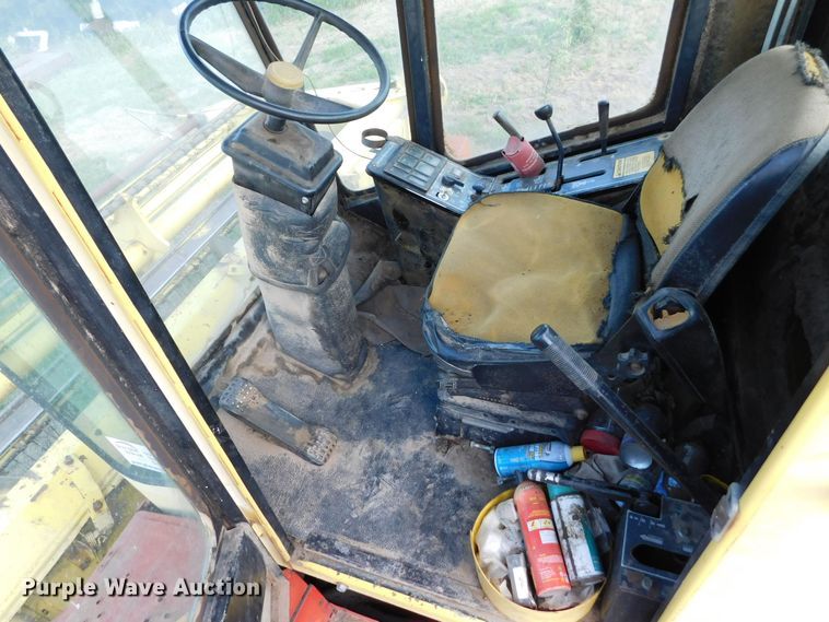 image for item DM2569 1982 New Holland 1116  swather / windrower