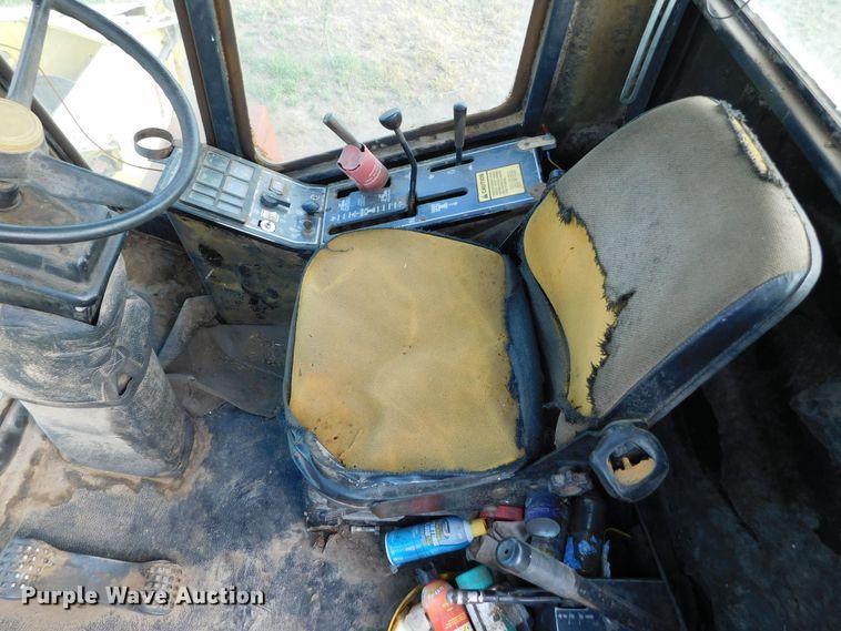 image for item DM2569 1982 New Holland 1116  swather / windrower