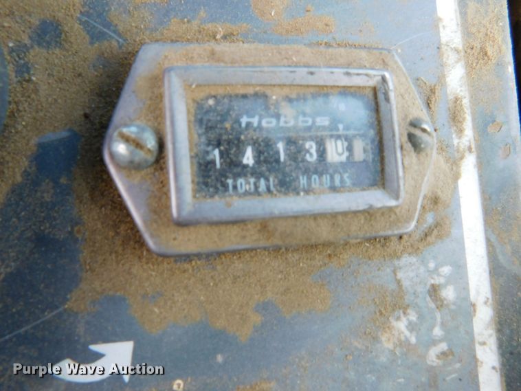 image for item DM2569 1982 New Holland 1116  swather / windrower