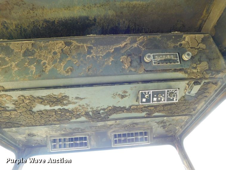 image for item DM2569 1982 New Holland 1116  swather / windrower