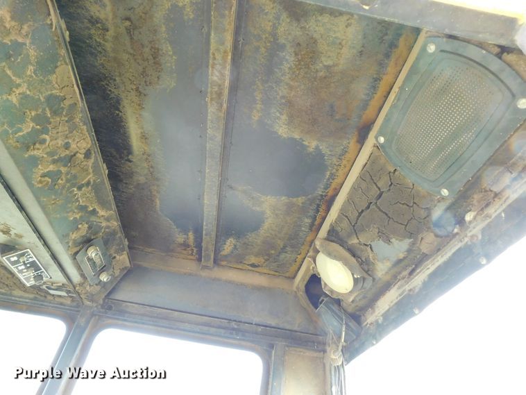 image for item DM2569 1982 New Holland 1116  swather / windrower