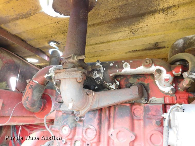 image for item DM2569 1982 New Holland 1116  swather / windrower