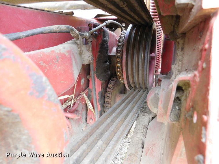 image for item DM2569 1982 New Holland 1116  swather / windrower