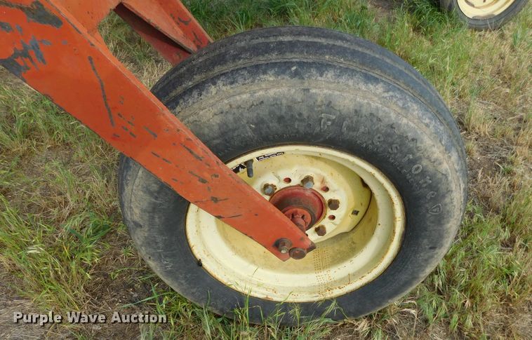 image for item DM2569 1982 New Holland 1116  swather / windrower