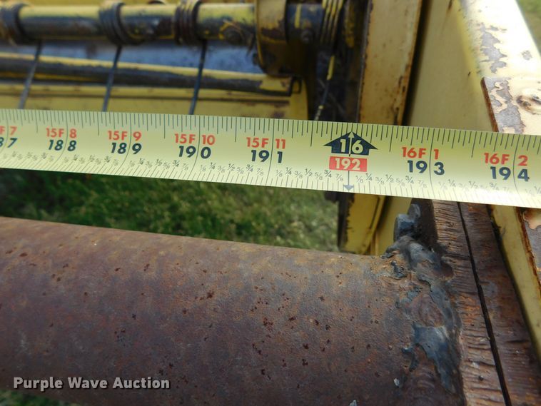 image for item DM2569 1982 New Holland 1116  swather / windrower