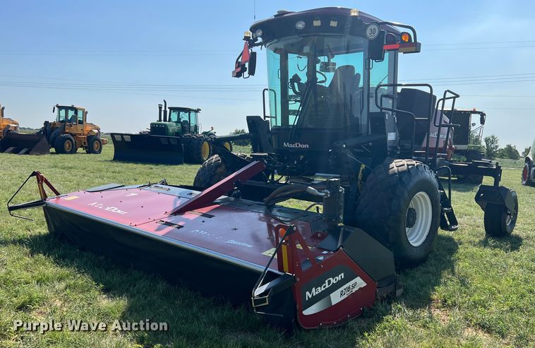 image for item DN4669 2019 MacDon M1240  swather / windrower