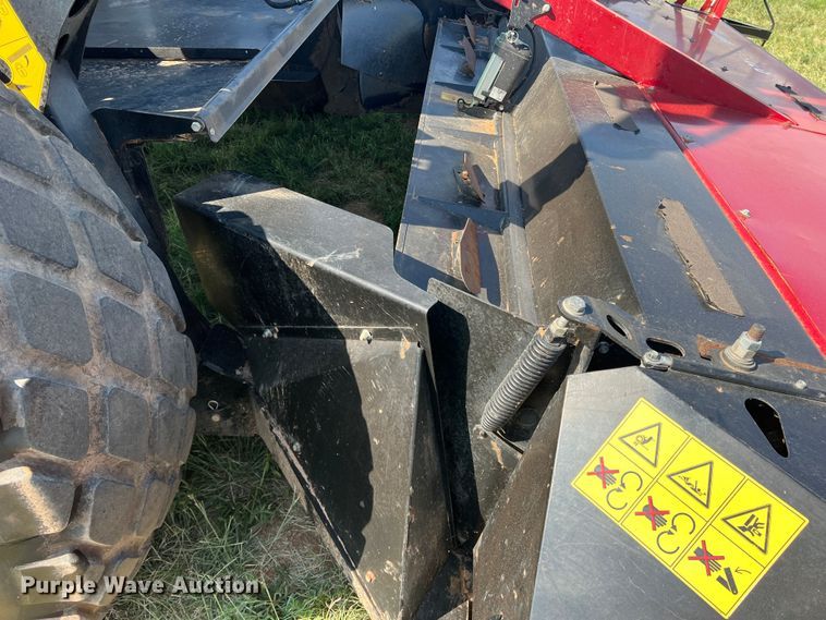 image for item DN4669 2019 MacDon M1240  swather / windrower