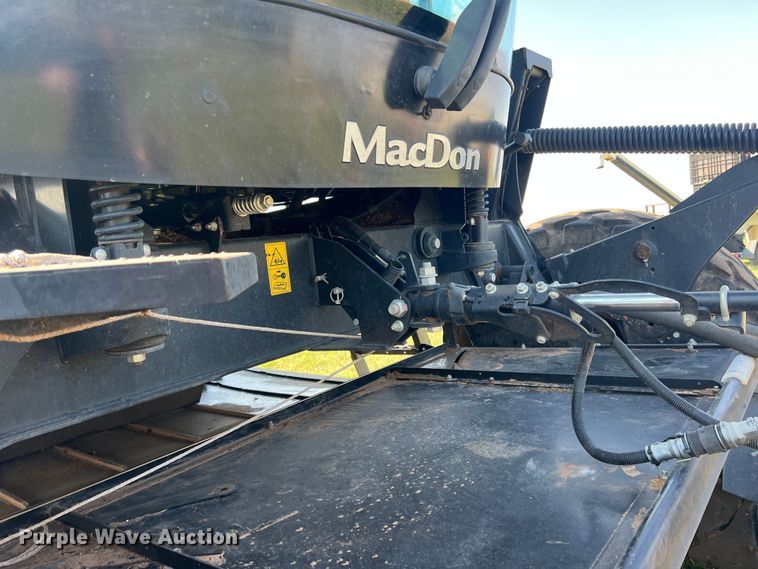 image for item DN4669 2019 MacDon M1240  swather / windrower