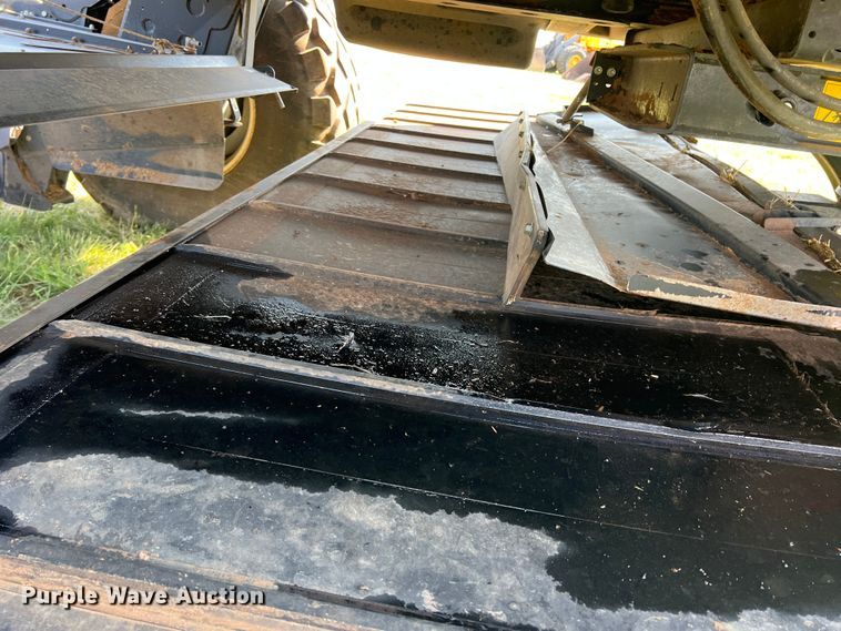 image for item DN4669 2019 MacDon M1240  swather / windrower