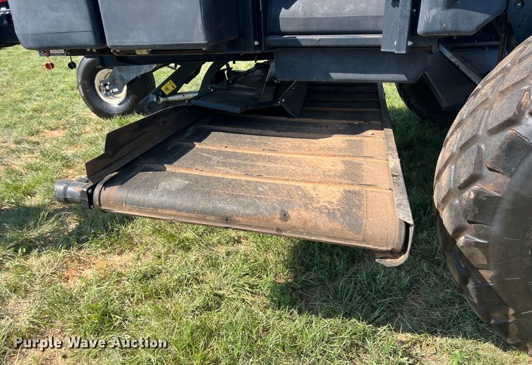 image for item DN4669 2019 MacDon M1240  swather / windrower