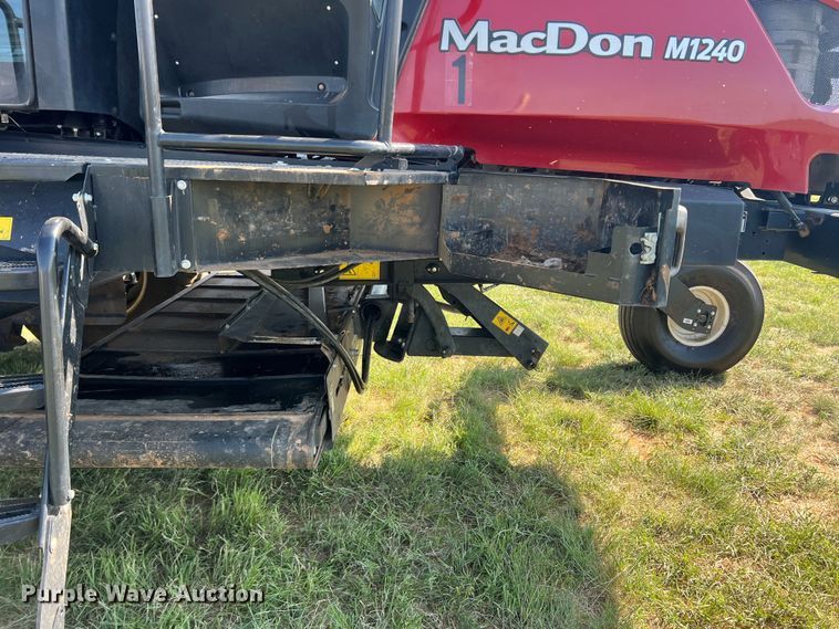 image for item DN4669 2019 MacDon M1240  swather / windrower
