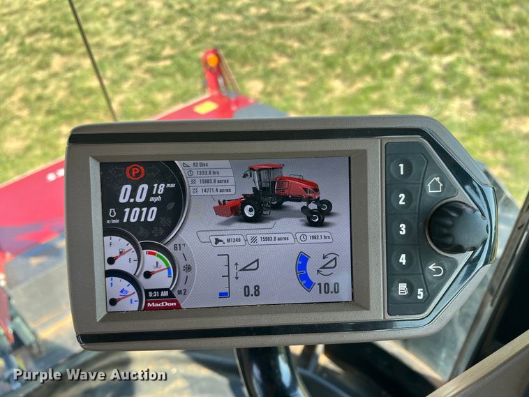 image for item DN4669 2019 MacDon M1240  swather / windrower