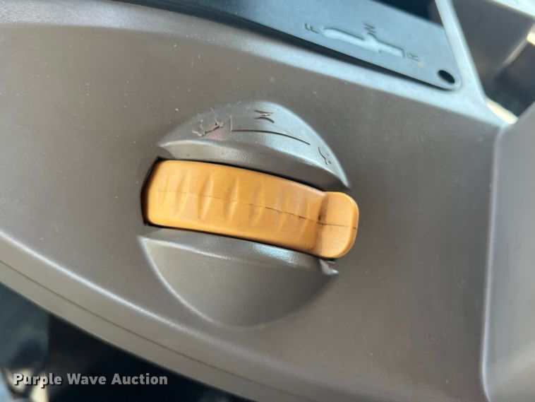 image for item DN4669 2019 MacDon M1240  swather / windrower