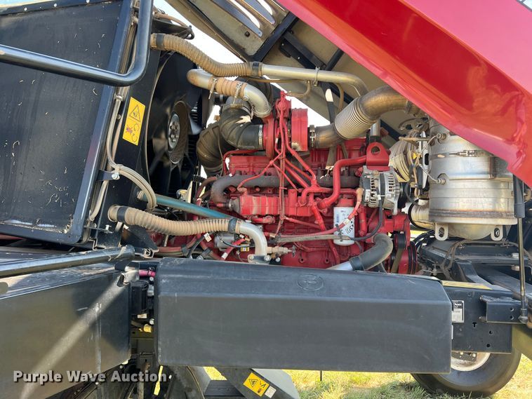 image for item DN4669 2019 MacDon M1240  swather / windrower